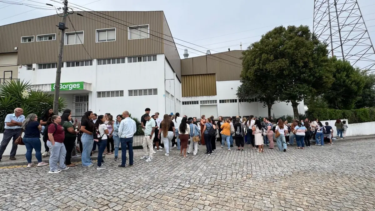 Trabalhadores estiveram concentrados na segunda-feira em frente à fábrica