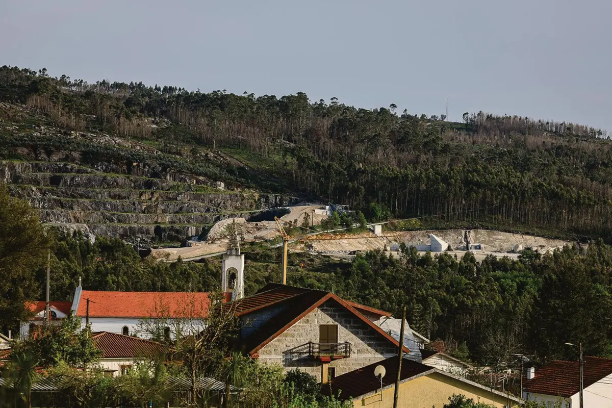 Obra foi embargada pela câmara municipal, mas os trabalhos continuaram