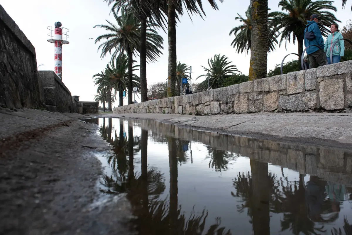A Proteção Civil Municipal recomenda à população que respeite os perímetros de segurança estabelecidos junto da orla costeira e acesso aos molhes e praias