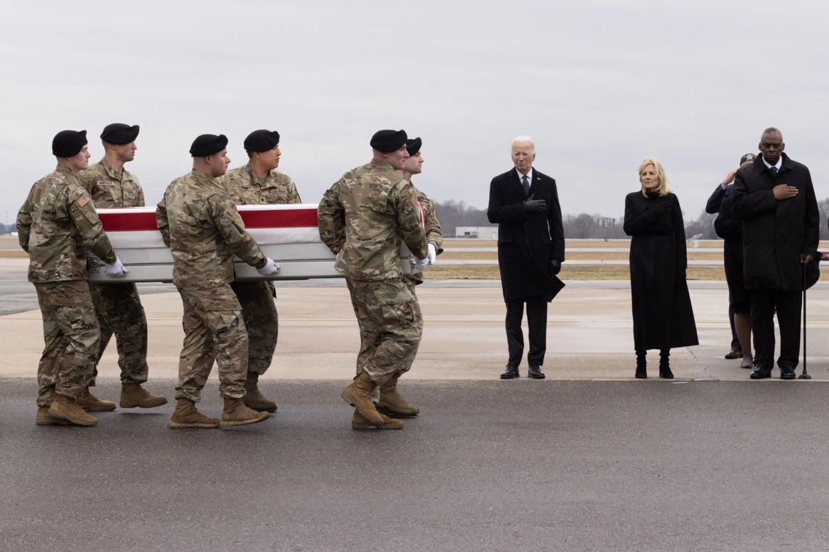 O presidente dos Estados Unidos, Joe Biden, e a primeira-dama, Jill Biden, na Base Aérea de Dover