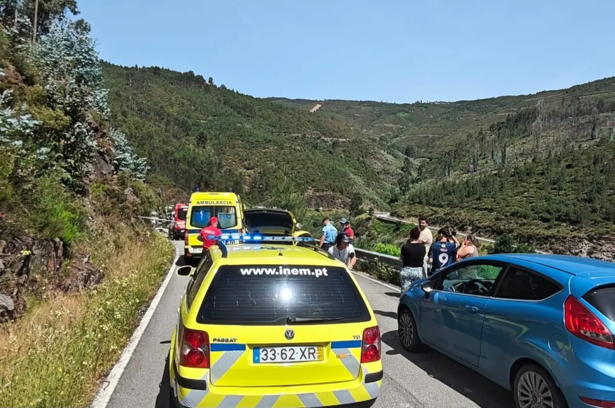 Estiveram vários meios no local