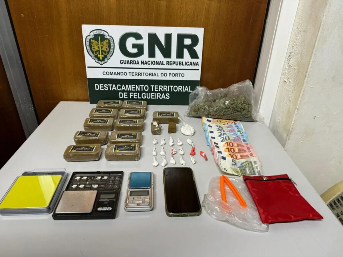 Foram apreendidas 2288 doses de haxixe, 171 doses de cocaína e 34 doses de canábis