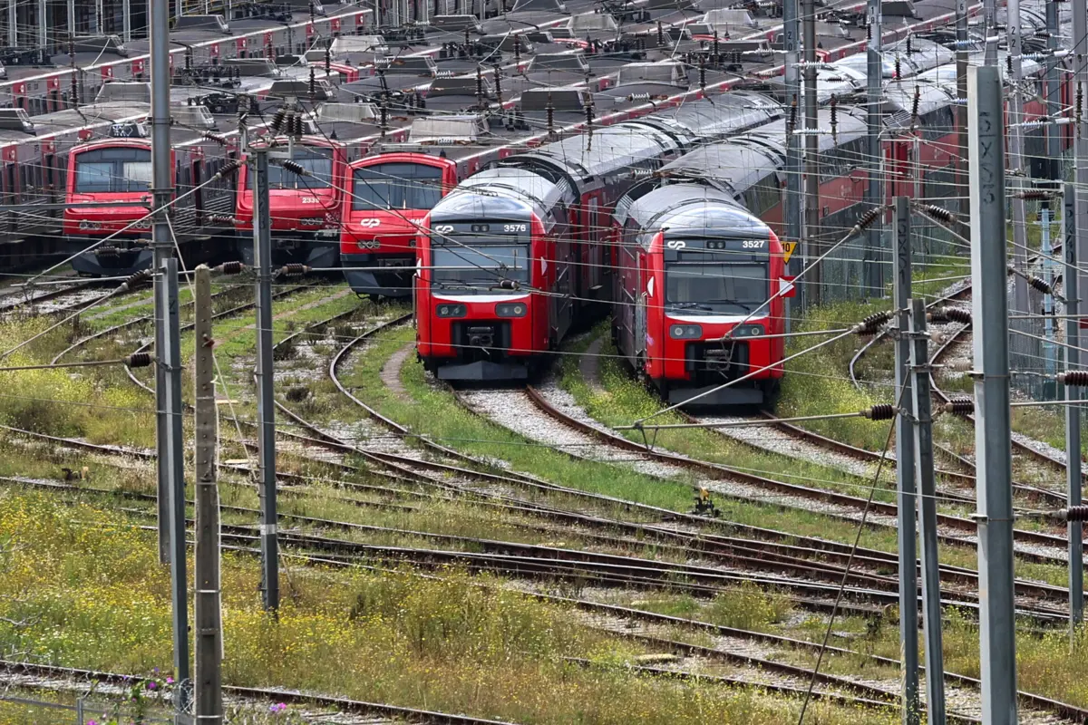 Comboios parados na estação de Campolide, em Lisboa, em dia de greve