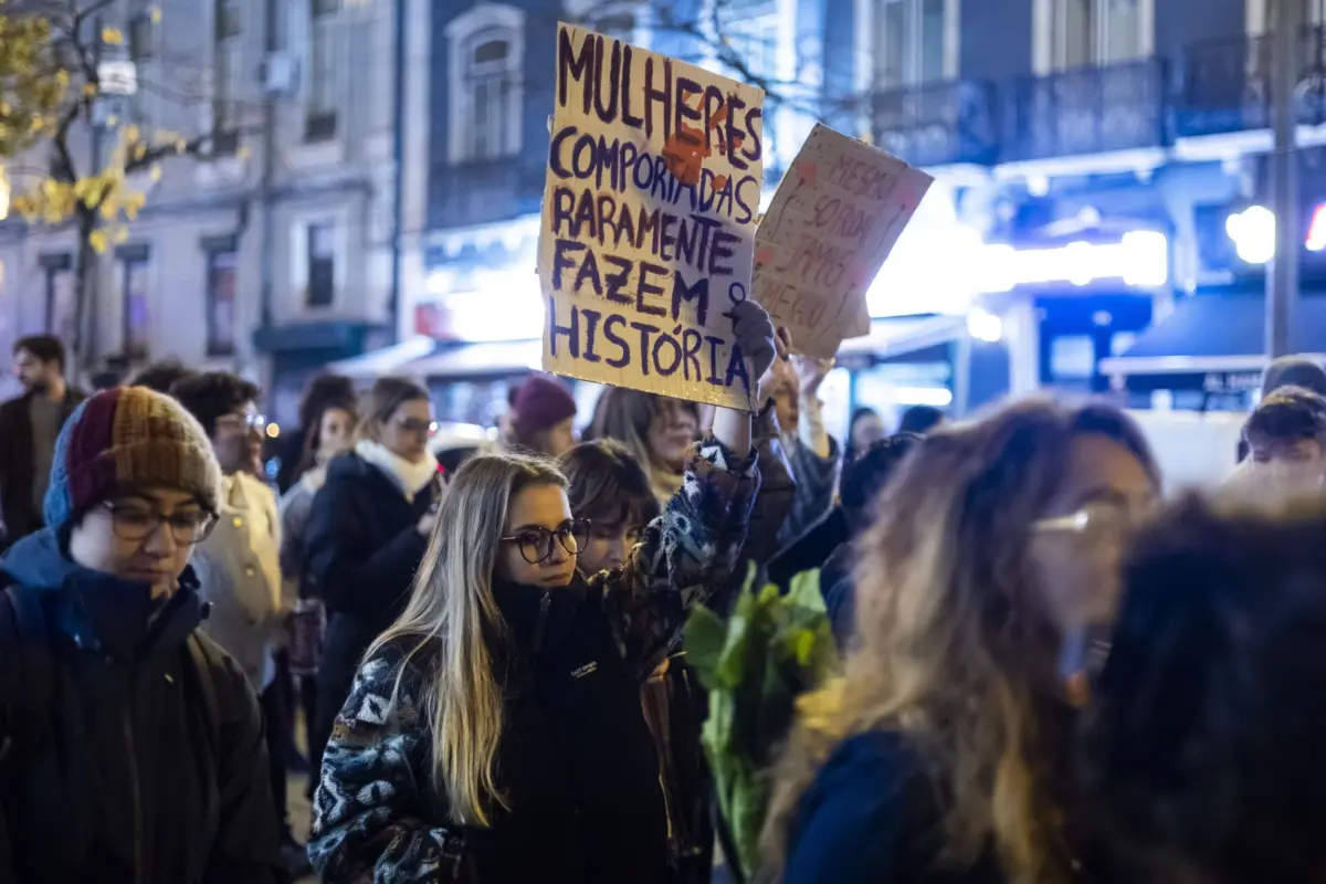 Participantes na Marcha pelo Fim da Violência Contra as Mulheres gritam palavras de ordem no dia em que se comemora o Dia Internacional para a Eliminação da Violência contra as Mulheres, na Avenida Almirante Reis, em Lisboa, 25 de novembro de 2025