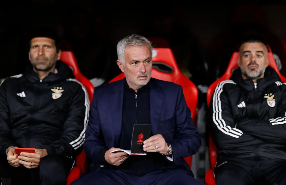 Mourinho ao lado dos seus adjuntos