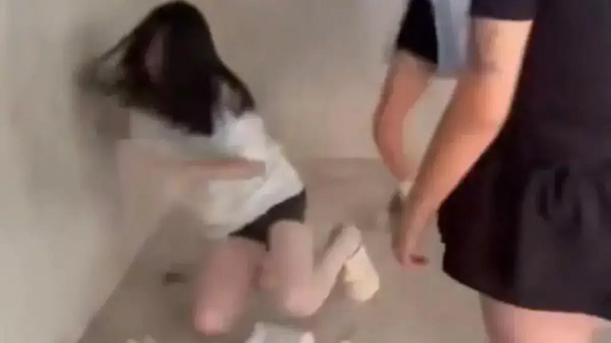 Lai terá sido esbofeteada por pelo menos duas colegas