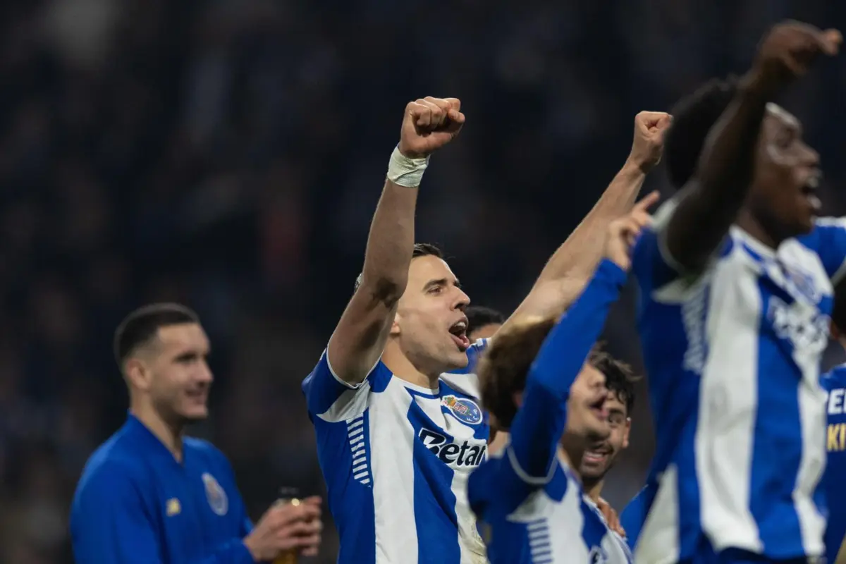 Bednarek marcou o golo da vitória no clássico