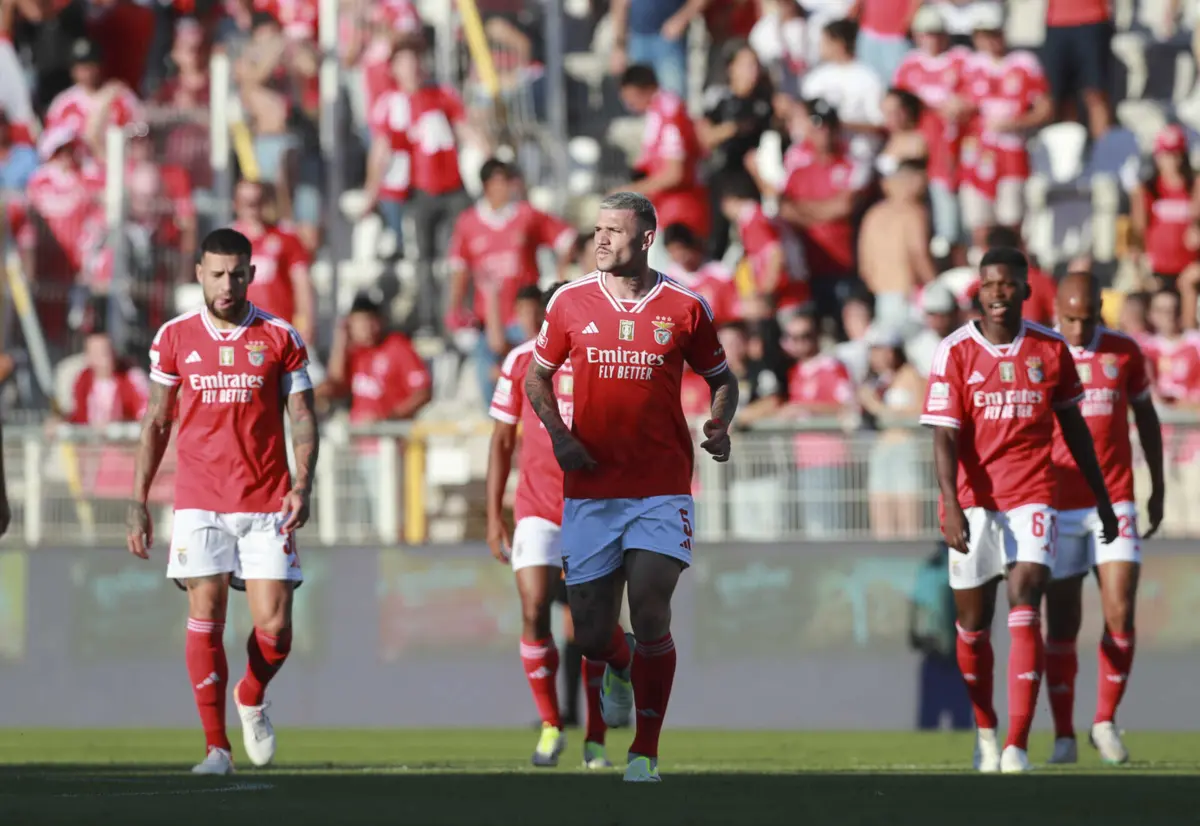 Otamendi e Morato formaram a dupla de centrais em Portimão, com Schmidt a deixar António Silva no banco