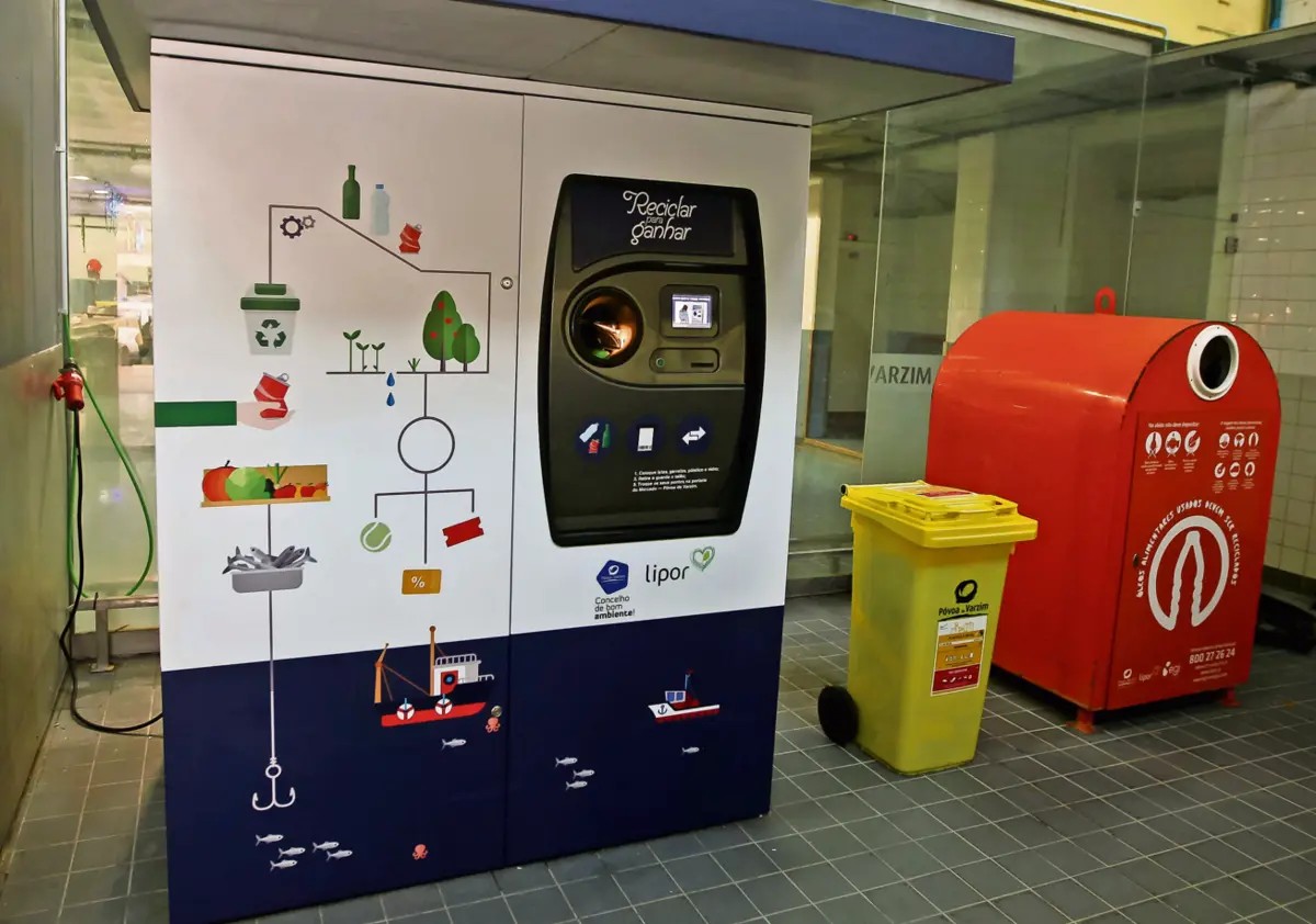 Máquina faz reciclagem de garrafas de plástico no mercado da Póvoa