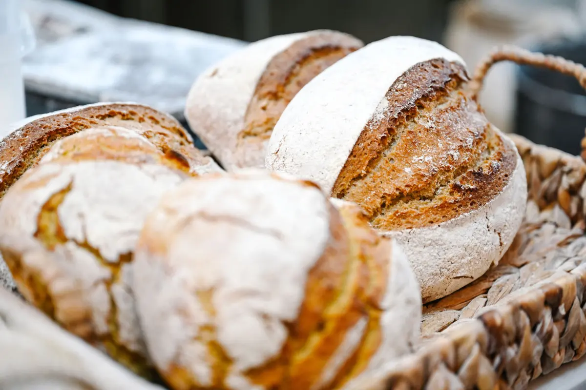 Pães antigos, de fermentação lenta, têm fornadas diárias na Sarilho - Pão e Vinho.