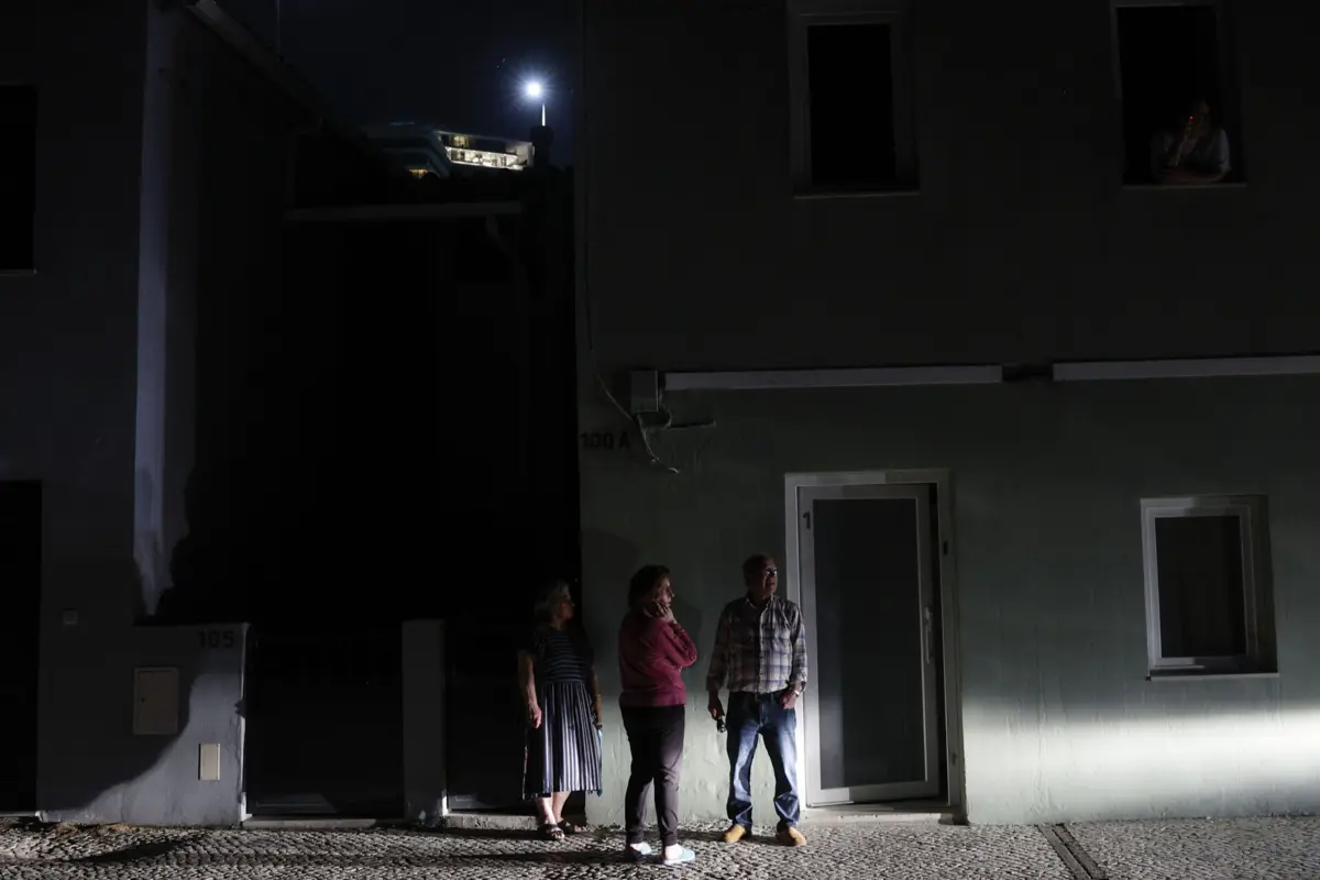 "Somos sempre os últimos", disse um dos cerca de 10 moradores que estavam na rua