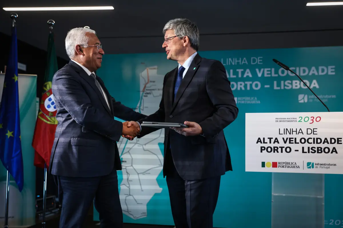 O primeiro-ministro, António Costa , cumprimenta o presidente das Infraestruturas de Portugal, Miguel Jorge de Campos Cruz, durante a cerimónia do lançamento do concurso