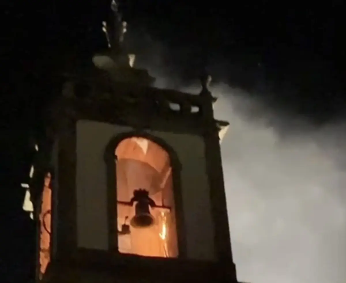 O fogo teve início na zona da torre da igreja