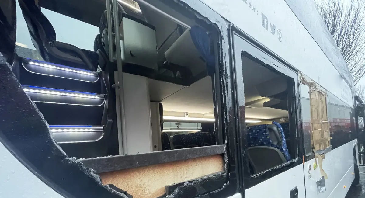 A parte superior do para-brisas foi esmagada e uma janela lateral também ficou partida