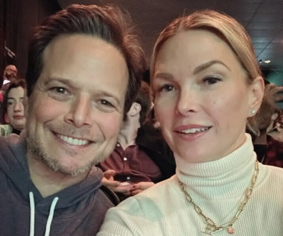 A 10 de junho, Kelley anunciou a separação do ator Scott Wolf, que apresentou uma ordem de restrição contra ela