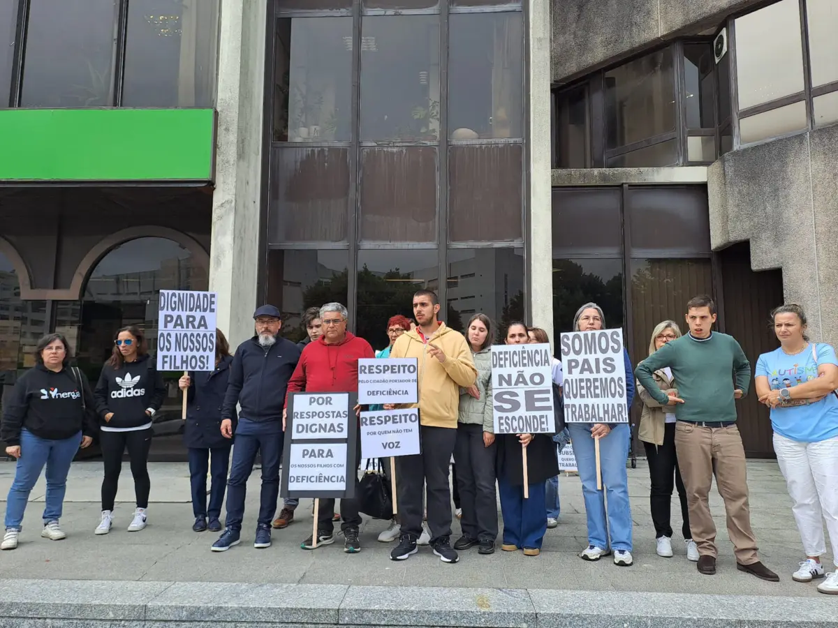 Pai foi acompanhado por outros manifestantes em defesa de respostas inclusivas para jovens com necessidades especiais.