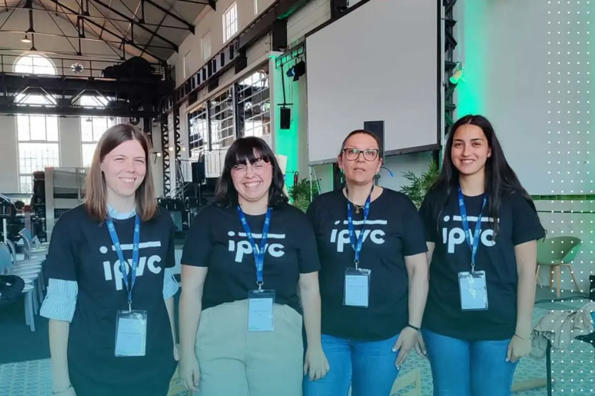 A paragem de autocarro ecológica e multifunções foi criada pelas estudantes Edite Alves, Rita Martins, Sofia Peixoto e Inês Pereira