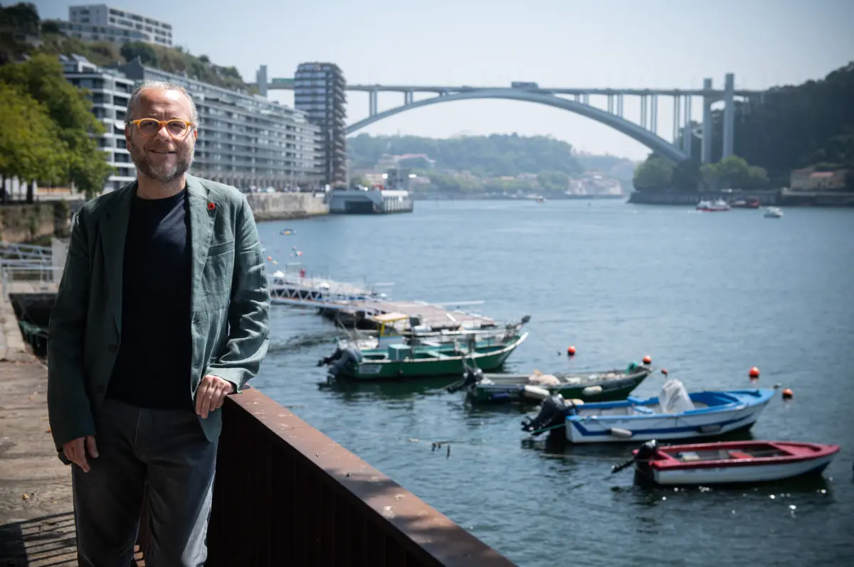 Candidato do Livre à Câmara do Porto, Hélder Sousa, quer investir na integração dos imigrantes e regular o alojamento local