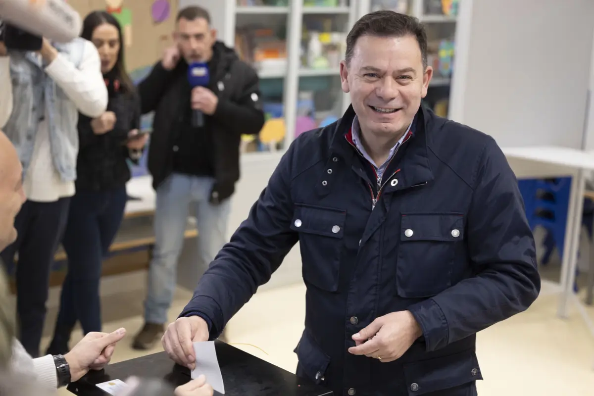 O primeiro-ministro, Luís Montenegro, é um dos eleitores que vai votar antecipadamente