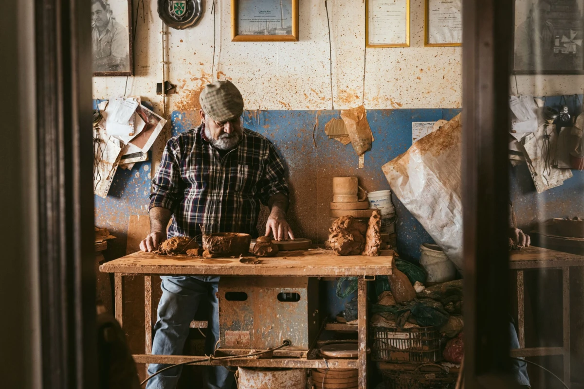 Francisco Tarefa é oleiro em Évora e um dos artesãos representados no projeto Latitude.