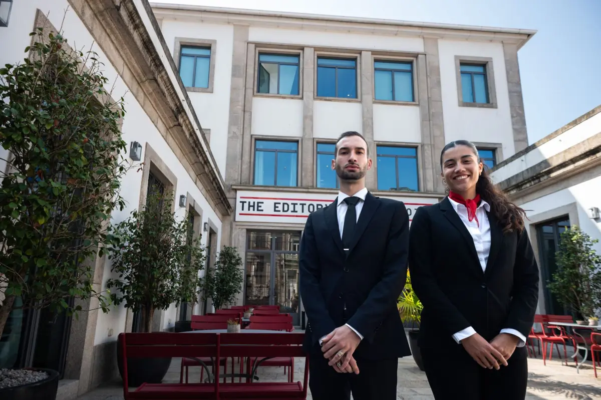 Pedro Mariano e Inês Queirós estão a estagiar em duas empresas, como parte integrante dos cursos da Escola de Hotelaria e Turismo do Porto