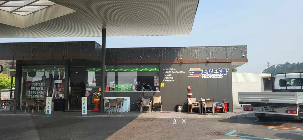 O assaltante sacou de um ferro e fez um buraco no vidro da montra