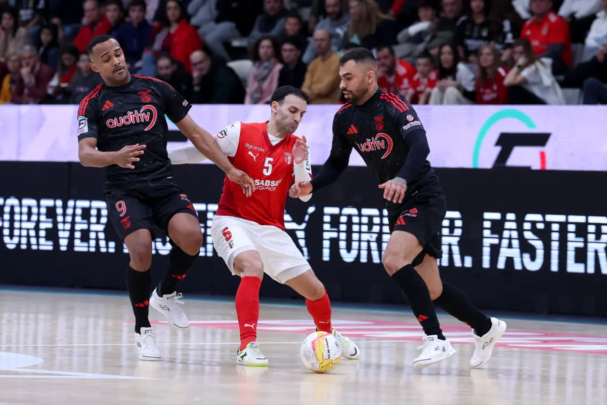 Encarnados seguem no segundo lugar