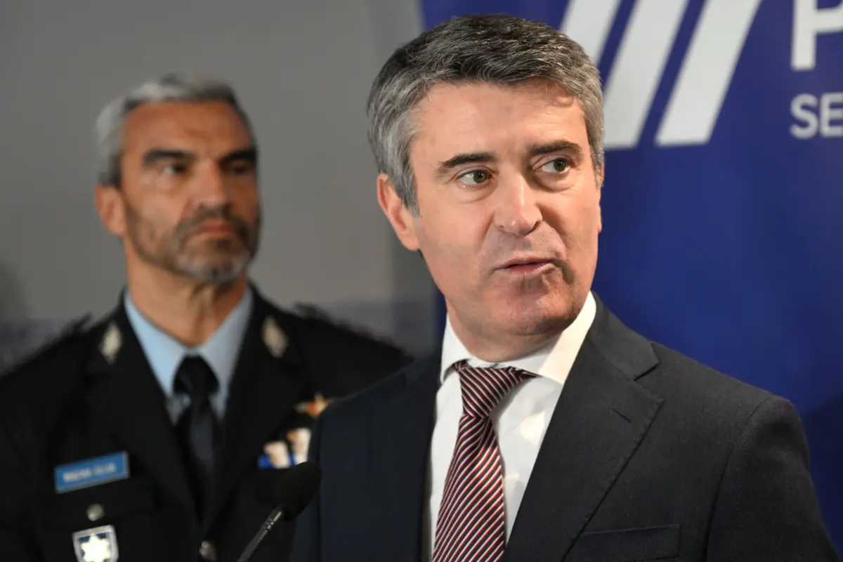 José Luís Carneiro deixa aviso aos deputados do PS