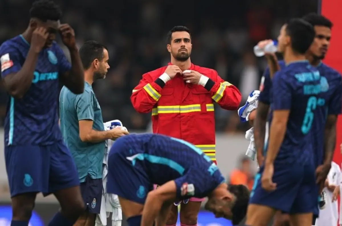 Diogo Costa subiu ao relvado do D. Afonso Henriques equipado à bombeiro