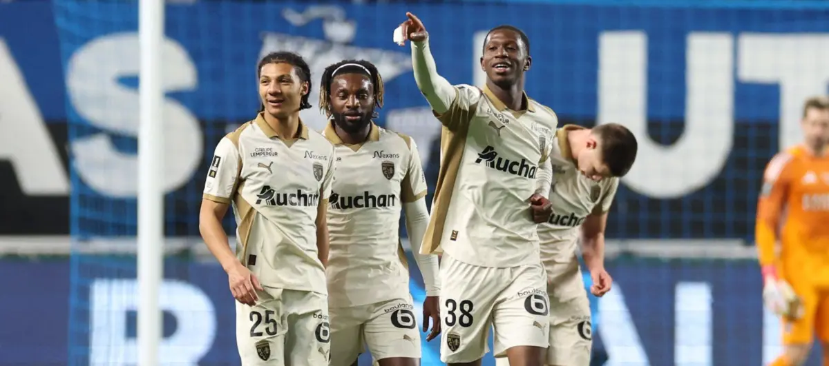 O Lens lidera o campeonato francês, com mais um ponto do que o PSG