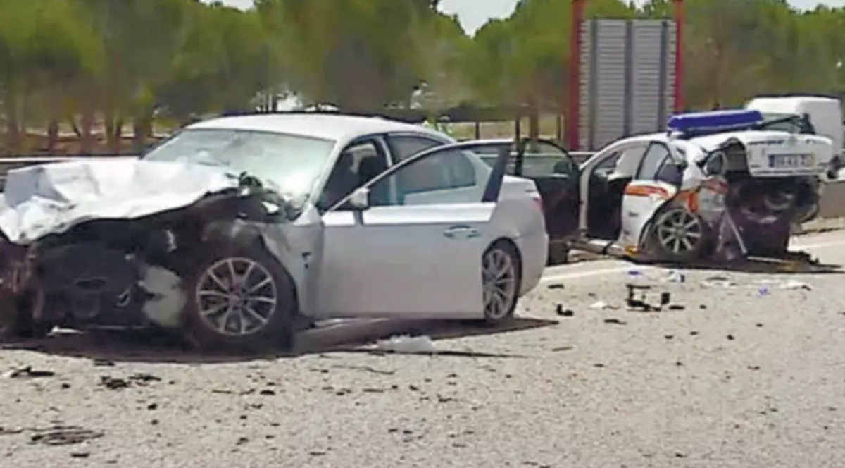 A viatura onde estavam os militares ficou desfeita após o embate do BMW