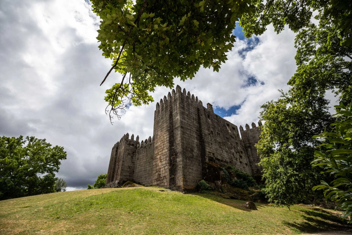 O Castelo de Guimarães é um dos monumentos encerrados