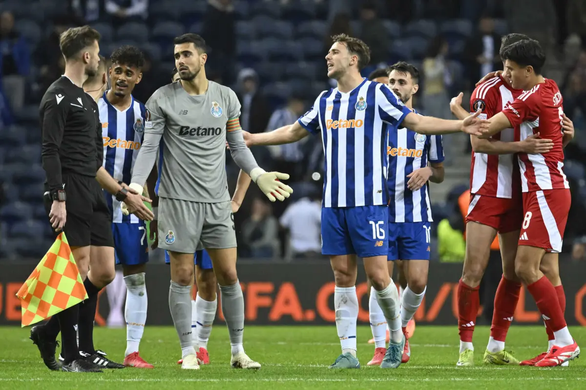 Diogo Costa e Nico González a protestar com o árbitro