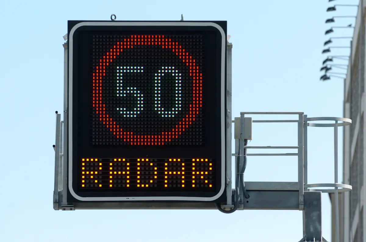 Carrinha funerária circulava a 102 quilómetros por hora num troço onde o limite máximo de velocidade é de 50 quilómetros por hora