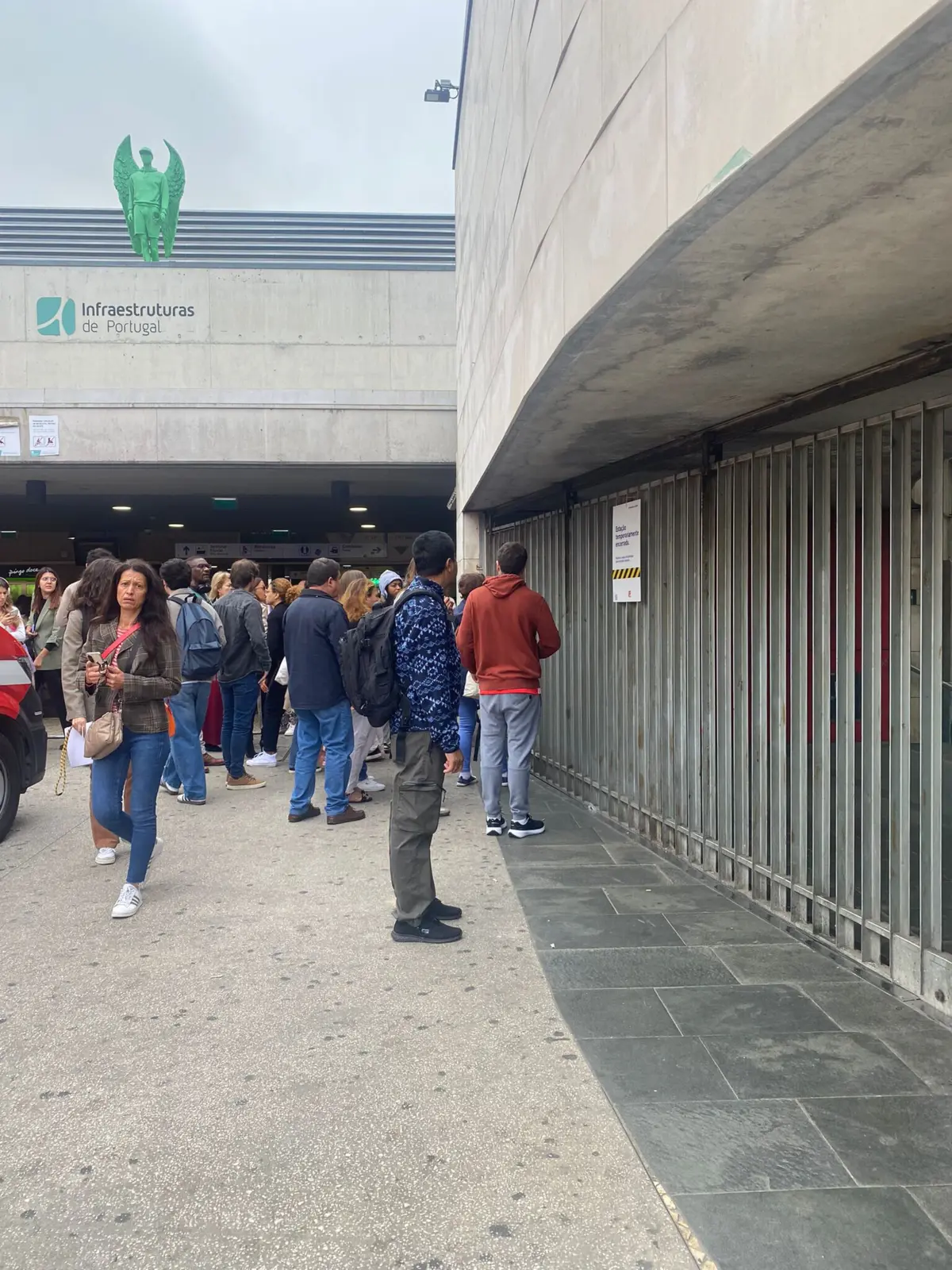 A circulação do Metro de Lisboa entre as estações do Cais do Sodré e da Baixa-Chiado esteve interrompida desde as 6.37 da manhã
