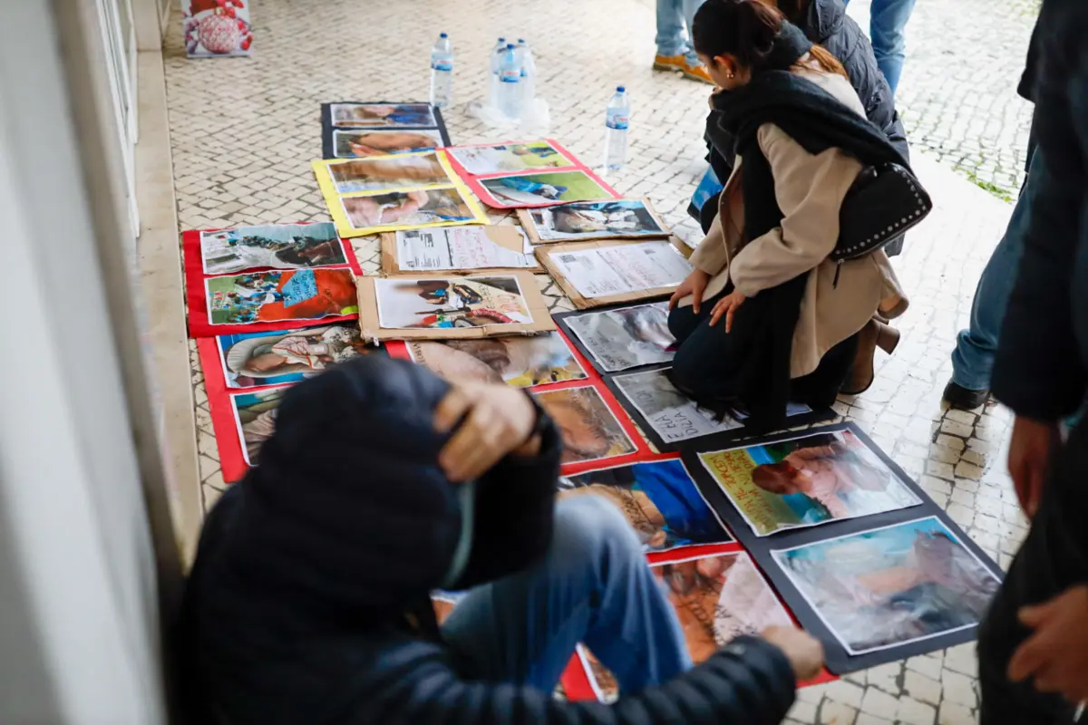 Protesto de pais contra maus-tratos aos filhos na creche