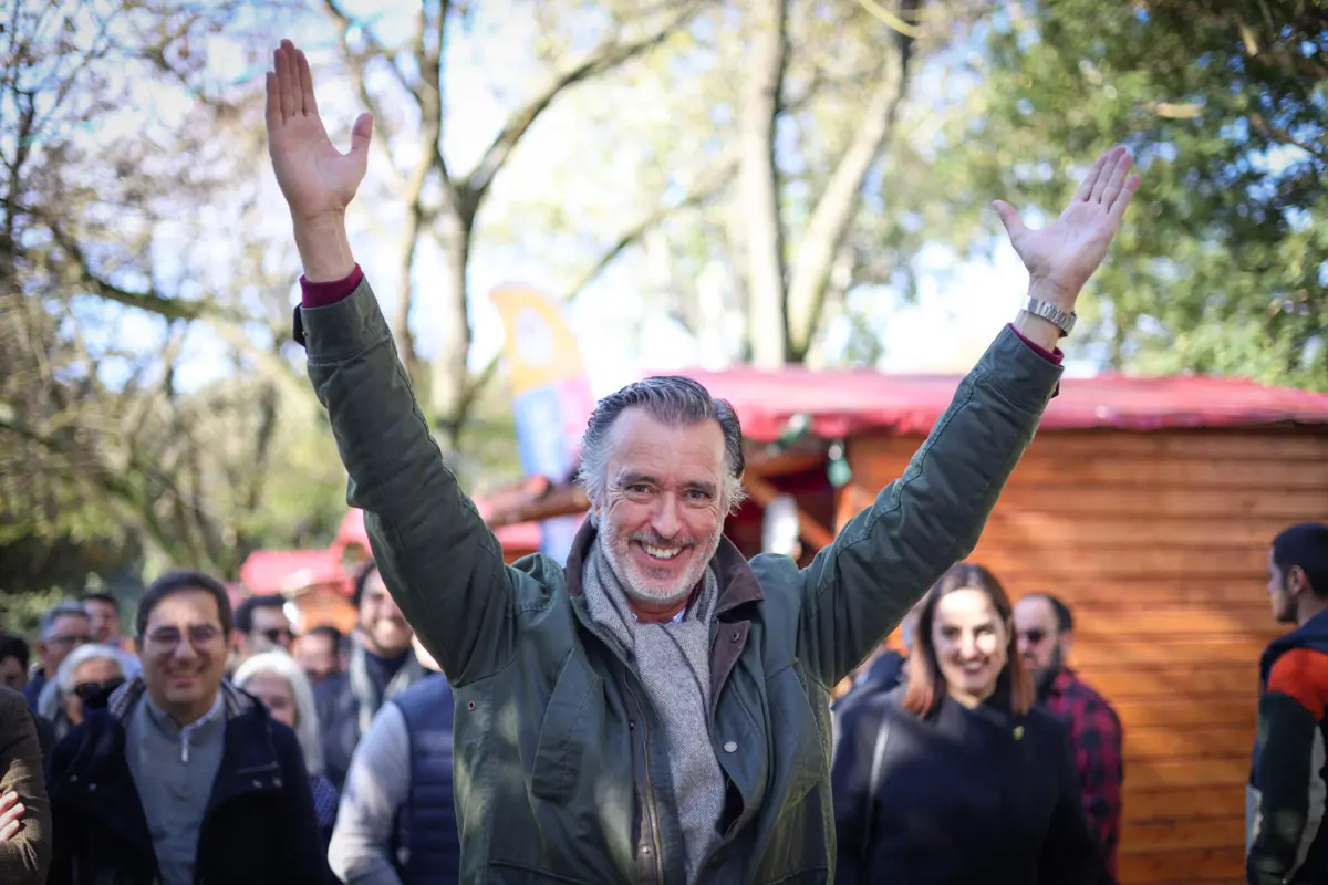 O candidato a Presidente da Republica, João Cotrim Figueiredo, durante uma visita ao Mercado de Natal na Avenida Luísa Todi, em Setúbal. 13 de dezembro de 2025. RUI MINDERICO/LUSA