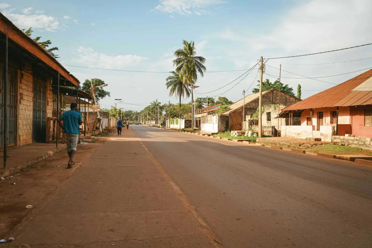 Rua quase vazia em Bissau