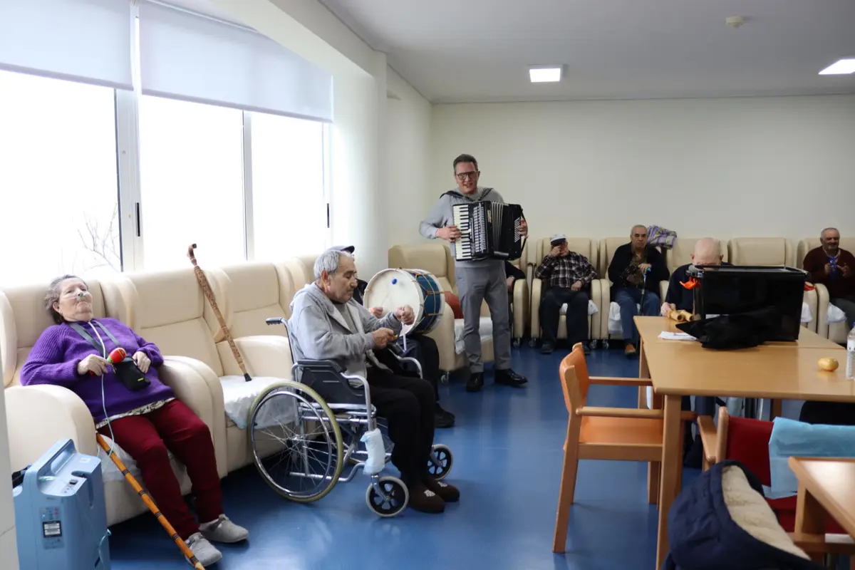 Há um mês que o professor Alexandre Rodrigues ensina músicas aos utentes