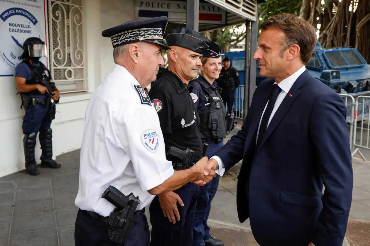 Momento em que o presidente francês chegou à esquadra da polícia de Numeá, na Nova Caledónia