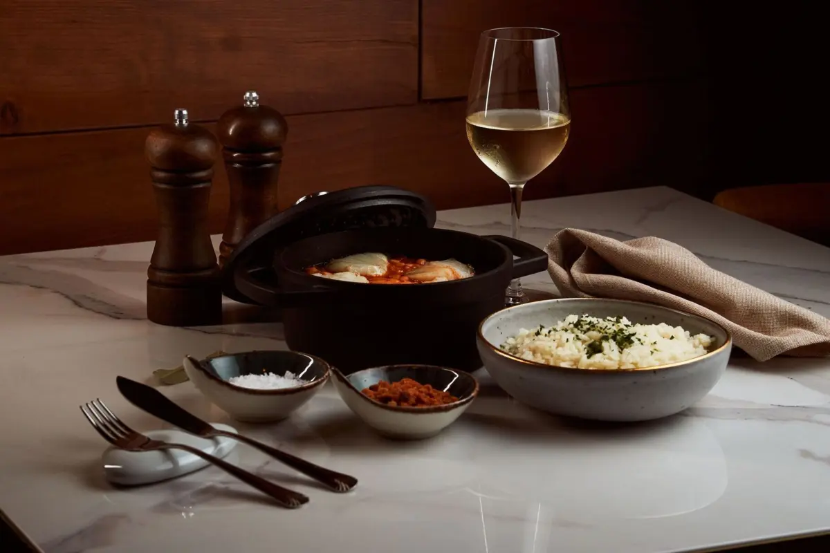 A feijoada de bacalhau é rainha à mesa deste restaurante na Maia.