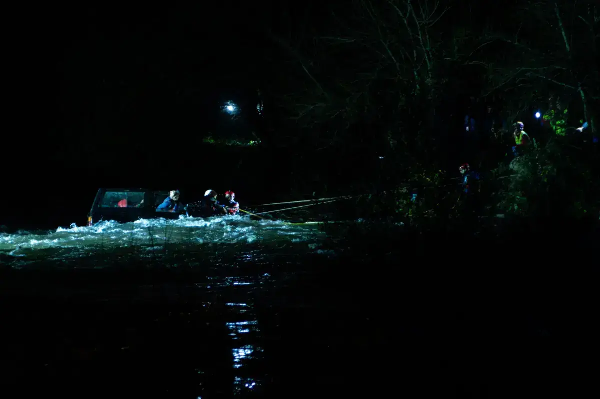 Cinco pessoas foram resgatadas de jipe que ficou parcialmente submerso no rio Ferreira