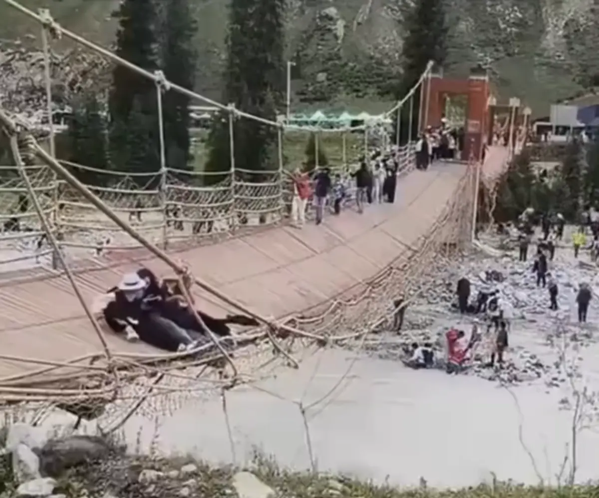 Tabuleiro ficou inclinado e turistas caíram ao rio