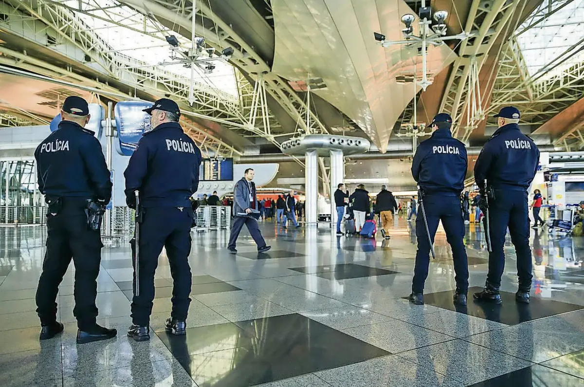 Segundo a PSP, atualmente ainda permanecem 129 ex-inspetores do SEF em funções na Polícia