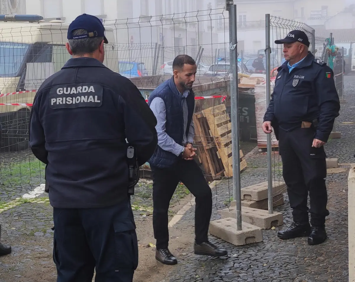 Yonut Buica foi à segunda sessão do julgamento, porque foi detido para o efeito