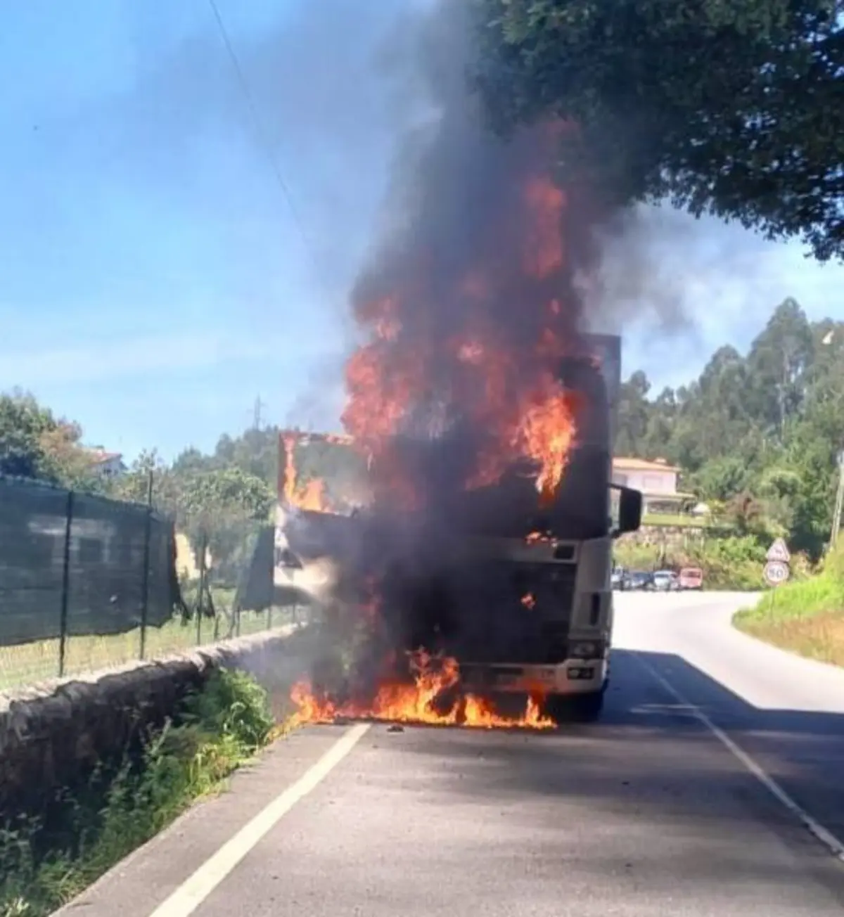 Camião incendiou-se
