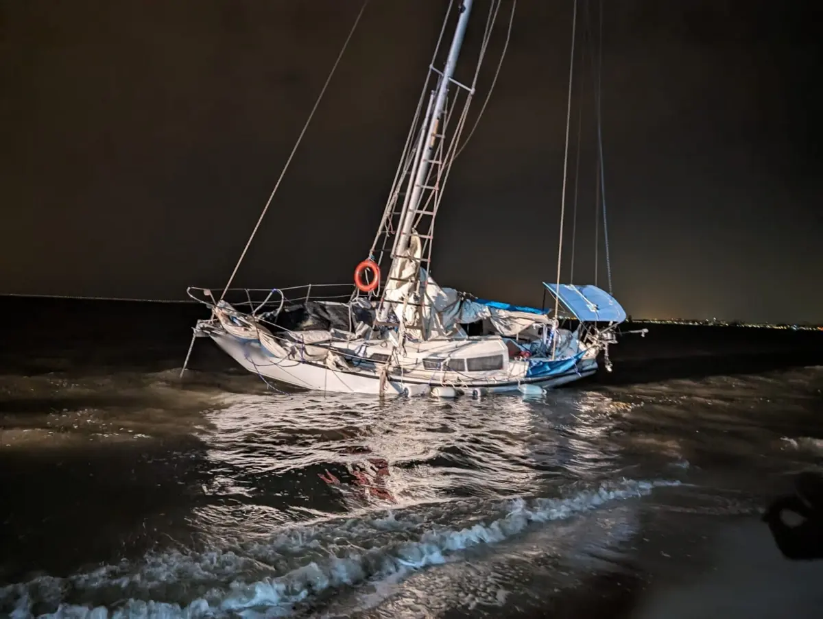 Veleiro foi encontrado encalhado junto à zona militar da Ponta dos Corvos