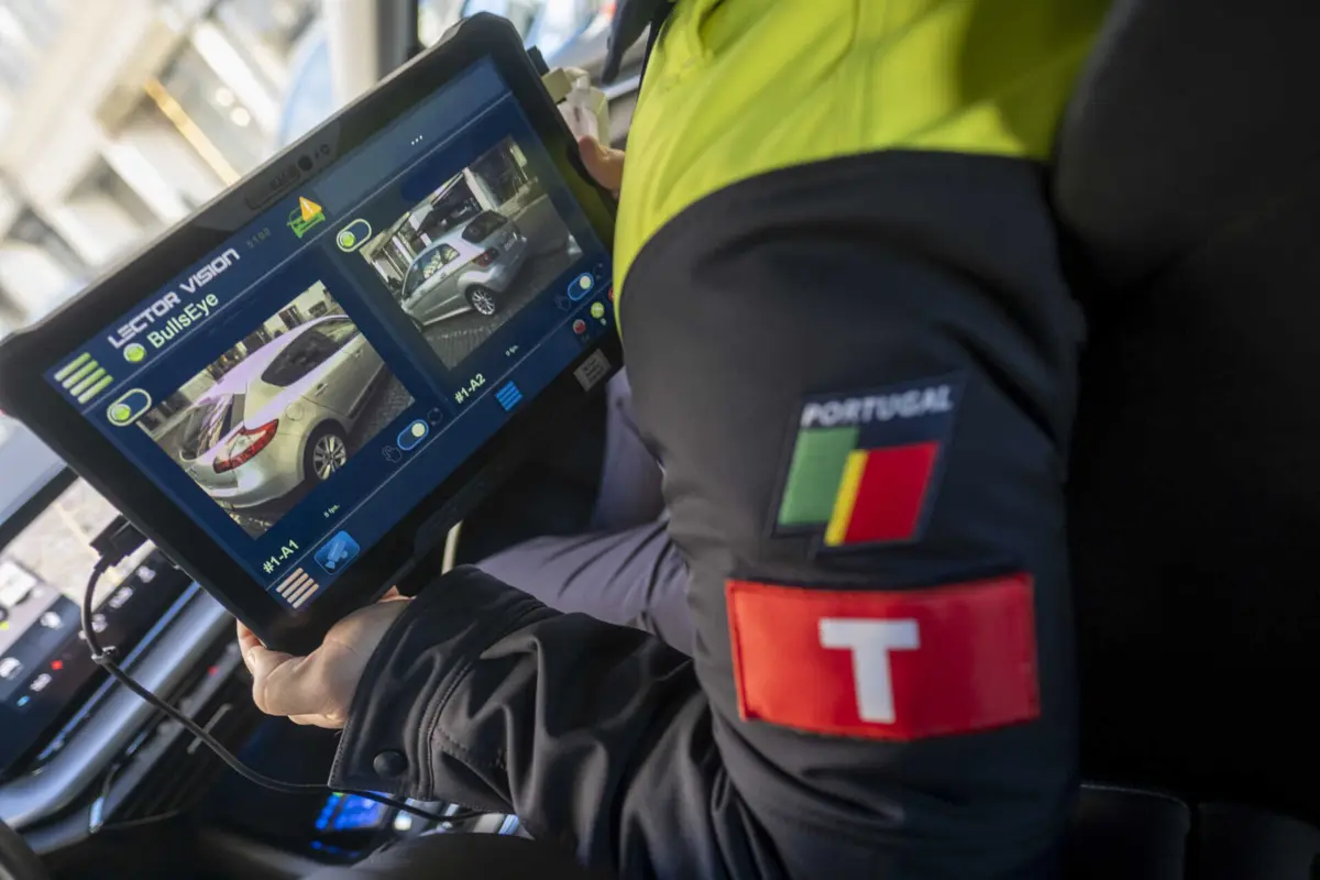 Estacionamento em segunda fila, sobre passadeiras e passeios ou em zonas de cargas e descargas são algumas das infrações assinaladas pelo sistema