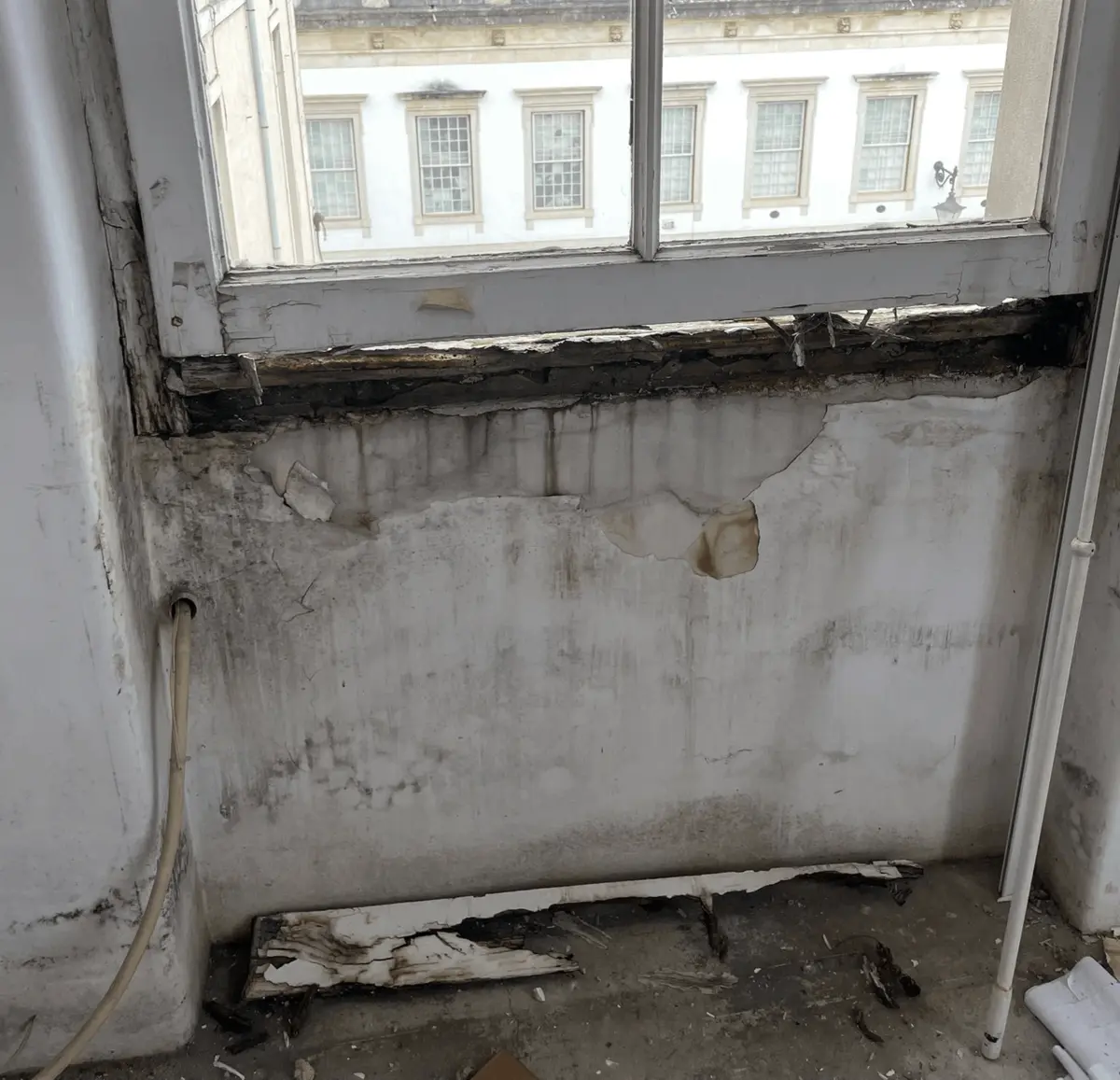 Mau estado do edifício é evidente nas imagens