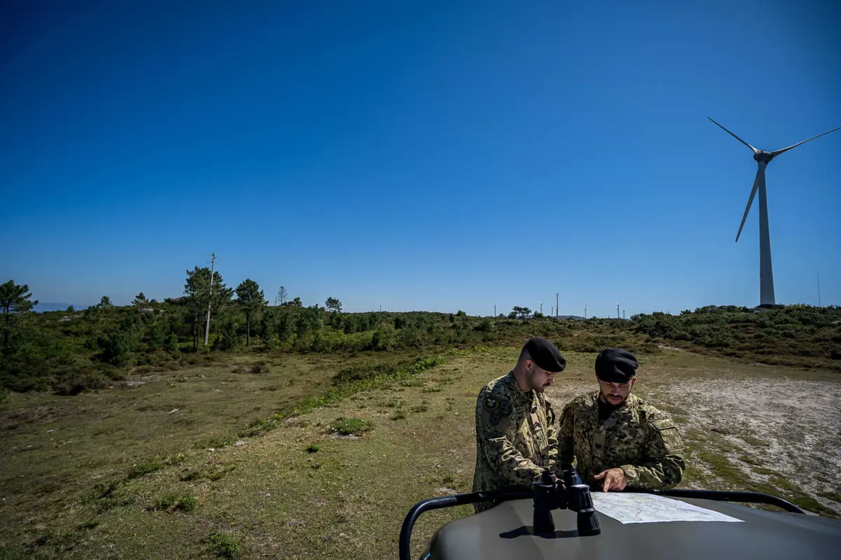 Subindo até às eólicas, os militares conseguem avistar grande parte do território da serra de Santa Luzia